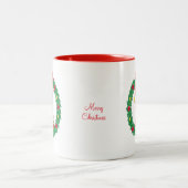 Niedlicher Weihnachtself und Weihnachtskranz Zweifarbige Tasse (Mittel)