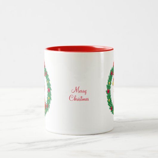 Niedlicher Weihnachtself und Weihnachtskranz Zweifarbige Tasse (Mittel)