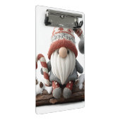 Niedlicher Weihnachtsgenom mit einer Candy Cane au Mini Klemmbrett (Schrägansicht)