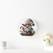 Niedlicher Weihnachtsgenom mit einer Candy Cane au Runde Wanduhr (Zuhause)