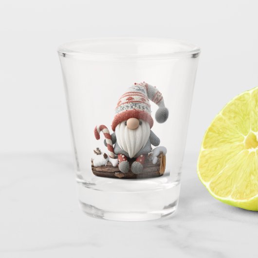 Niedlicher Weihnachtsgenom mit einer Candy Cane au Schnapsglas (Vorderseite)