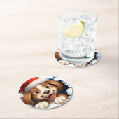 Niedlicher Weihnachtshund durch die Mauer illustri Runder Pappuntersetzer (Vor Ort)