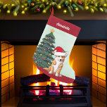 Niedlicher Weihnachtskorgi Hund mit Schwanz Mit Mo Kleiner Weihnachtsstrumpf<br><div class="desc">Dieser wunderschöne Pembroke Walisisch Corgi Hund hat seinen Kopf in einem niedlichen Hut des Weihnachtsmanns gekippt. Die Jungfrau sitzt vor einem hübschen Weihnachtsbaum,  der mit farbenfrohen Ornamenten geschmückt ist. Personalisieren Sie diesen Weihnachts-Strumpf für Ihr Haustier in herrlicher roter Kursiv über dem wunderbaren zeichn meiner Lieblingshunde.</div>