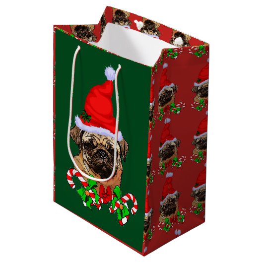 Niedlicher Weihnachtsmann Mops froh Mittlere Geschenktüte (Vorderseite Schrägansicht)