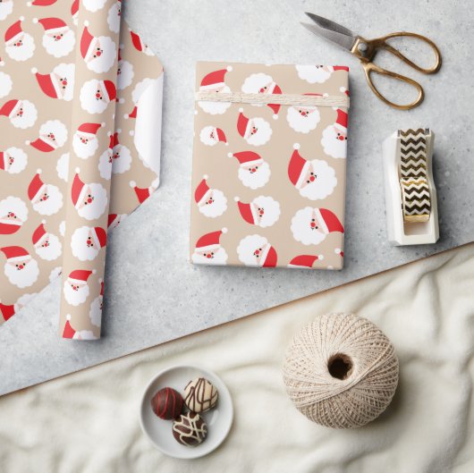 Niedlicher Weihnachtsmann präsentiert nahtlos Geschenkpapier (Kunsthandwerk)