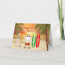 Niedlicher Weihnachtsmann und Surfbretter Strand W Feiertagskarte