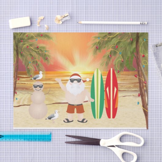 Niedlicher Weihnachtsmann und Surfbretter Strand W Seidenpapier (Handwerk)