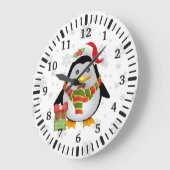 Niedlicher Weihnachtspenguin mit Gegenwart Große Wanduhr (Winkel)