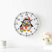 Niedlicher Weihnachtspenguin mit Gegenwart Große Wanduhr (Zuhause)