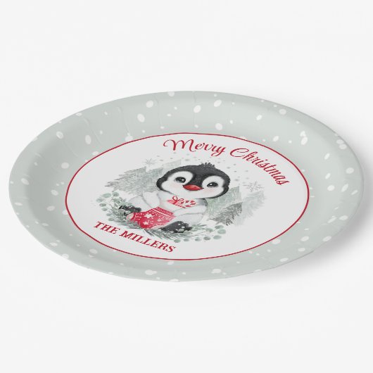 Niedlicher WeihnachtsPenguin mit Strumpf Pappteller (Schrägansicht)