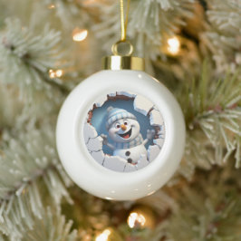 Niedlicher Weihnachtsschneemann durch die Mauer il Keramik Kugel-Ornament