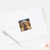 Niedlicher WeihnachtsWelpe auf einer schneebedeckt Quadratischer Aufkleber (Umschlag)