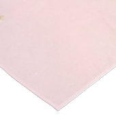 Niedlicher Weihnachtswelpen in der Weihnachtsmannm Tischdecke (Schrägansicht)