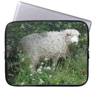 Niedlicher, weißer, flauschiger Schafsschlauch Laptopschutzhülle