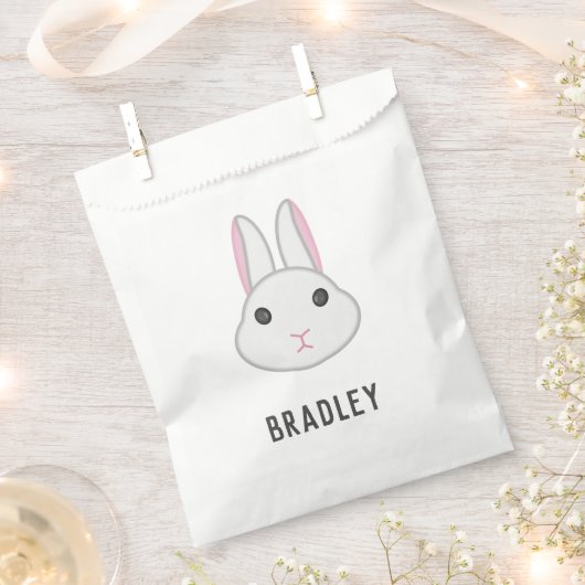 Niedlicher weißer Hase auf Geschenktütchen (Ausgeschnitten)