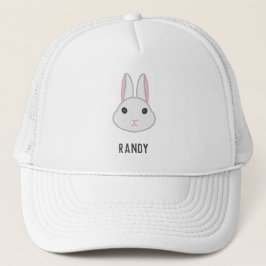 Niedlicher weißer Hase auf Truckerkappe