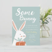 Niedlicher weißer Hase, sonniger Sonnenaufgang am Einladung (Stehend Vorderseite)