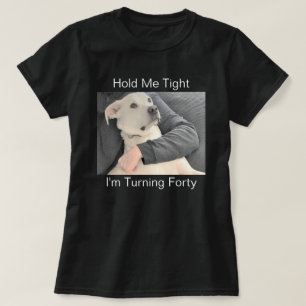 Niedlicher Weißer Hund erschreckt, um 40 Sonntag z T-Shirt