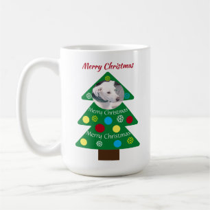 Niedlicher weißer Hund farbenfroher Weihnachtsbaum Kaffeetasse