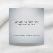 Niedlicher weißer Hund im Bad, der beruflich gepfl Quadratische Visitenkarte