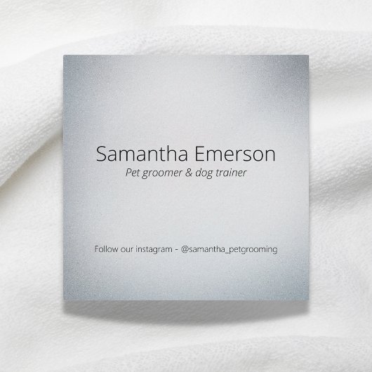 Niedlicher weißer Hund im Bad, der beruflich gepfl Quadratische Visitenkarte