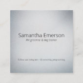 Niedlicher weißer Hund im Bad, der beruflich gepfl Quadratische Visitenkarte (Rückseite)