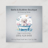 Niedlicher weißer Hund im Bad, der beruflich gepfl Quadratische Visitenkarte (Vorderseite)