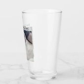 Niedlicher weißer Hund mit bestem Vater Pal je Glas (Links)