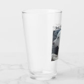 Niedlicher weißer Hund mit bestem Vater Pal je Glas (Rechts)