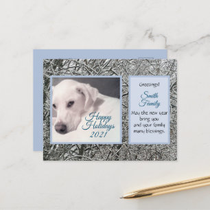 Niedlicher Weißer Hund Winterthema Blau Feiertagspostkarte