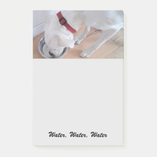 Niedlicher weißer Labrador Mix Welpenhund Trinkwas Post-it Klebezettel