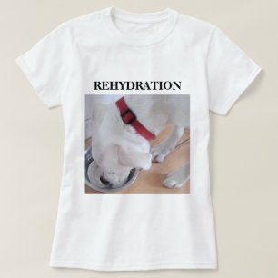 Niedlicher weißer Labrador Mix Welpenhund Trinkwas T-Shirt