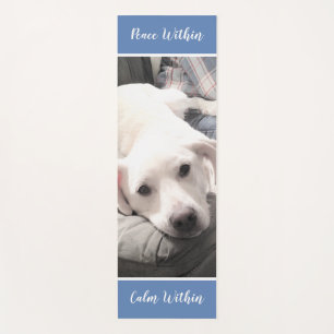 Niedlicher weißer Labrador Retriever Mix Dog Blue Yogamatte