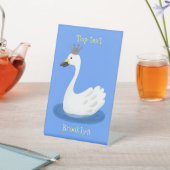 Niedlicher weißer Schwan mit KronenCartoon Sockelschild (In SItu)