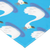 Niedlicher weißer Schwan mit KronenCartoon Tischdecke (Schrägansicht)