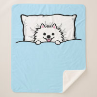 Niedlicher weißer Spitz Hund im Bett getupft