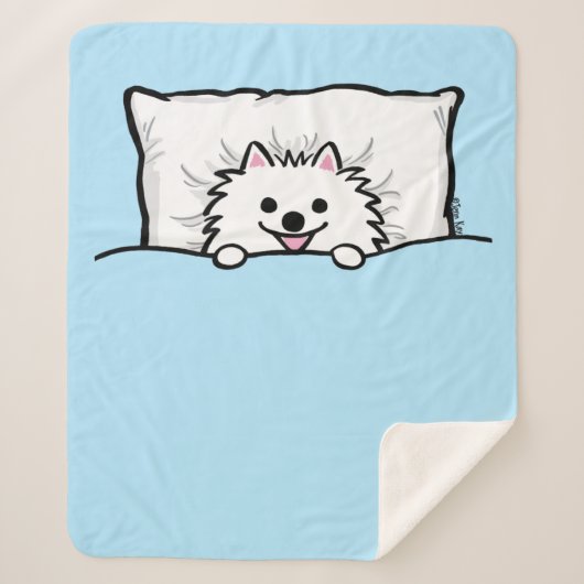 Niedlicher weißer Spitz Hund im Bett getupft Sherpadecke (Vorderseite)