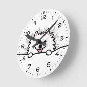 Niedlicher, weißer Spitz im Bett Runde Wanduhr (Winkel)