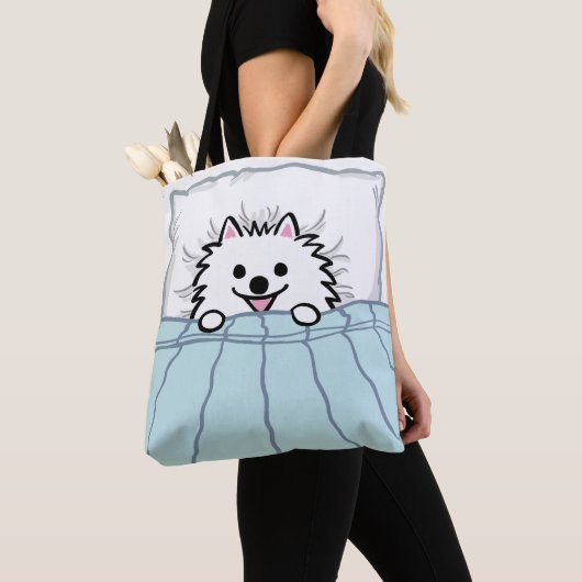 Niedlicher, weißer Spitz im Bett Tasche (Von Nahem)