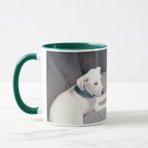 Niedlicher weißer Welpen-Hund mit grünem Scarf-G Tasse