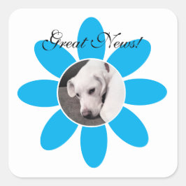 Niedlicher weißer Welpenhund in Sweet Blue Blume F Quadratischer Aufkleber