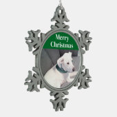 Niedlicher weißer Welpenhund mit grünem Scarf Schneeflocken Zinn-Ornament (Links)