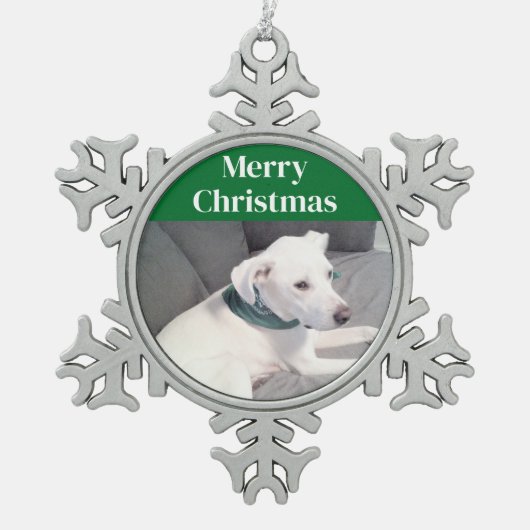 Niedlicher weißer Welpenhund mit grünem Scarf Schneeflocken Zinn-Ornament (Vorderseite)