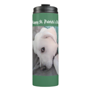 Niedlicher weißer Welpenhund mit grünem Scarf Thermosbecher