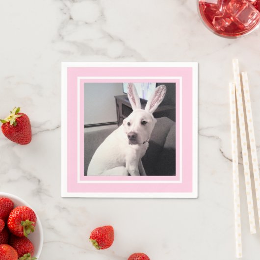 Niedlicher weißer Welpenhund mit Ostersonnigen Ohr Serviette (Beispiel)