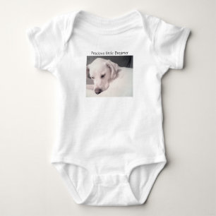 Niedlicher weißer Welpenhund Schlafen friedlich Ba Baby Strampler