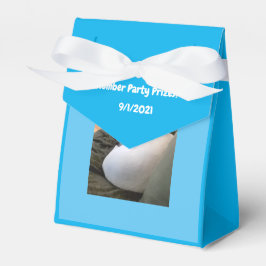 Niedlicher weißer Welpenhund Schlafen Schlummer Pa Geschenkschachtel