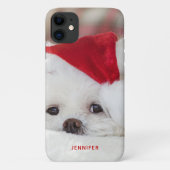Niedlicher Weißhund in einem Red Christmas Hat Case-Mate iPhone Hülle (Rückseite)