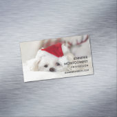 Niedlicher Weißhund in einem Red Christmas Hat Magnetische Visitenkarte (Beispiel)