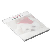Niedlicher Weißhund in einem Red Christmas Hat Notizblock (angewinkelt)